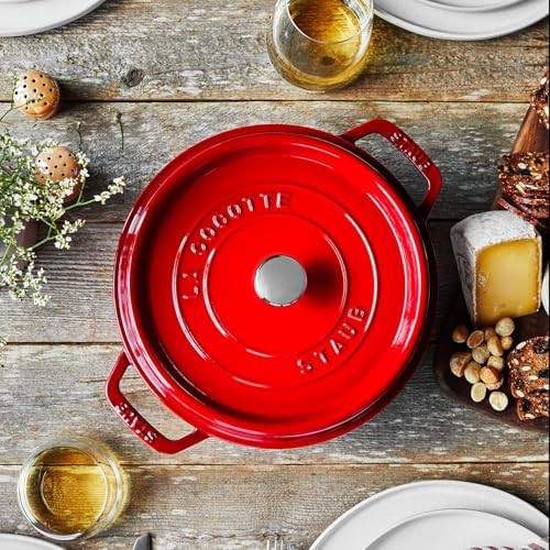 Cherry red round cast iron cocotte 4 quart — photo 4