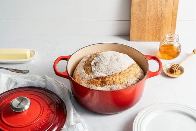 Cerise red round cast iron dutch oven 5.5 qt — photo 5