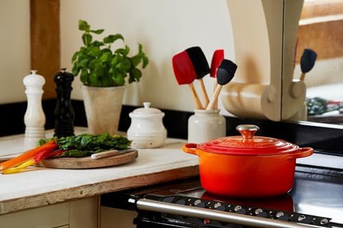 Flame orange round self basting cocotte 5.5 qt — photo 5